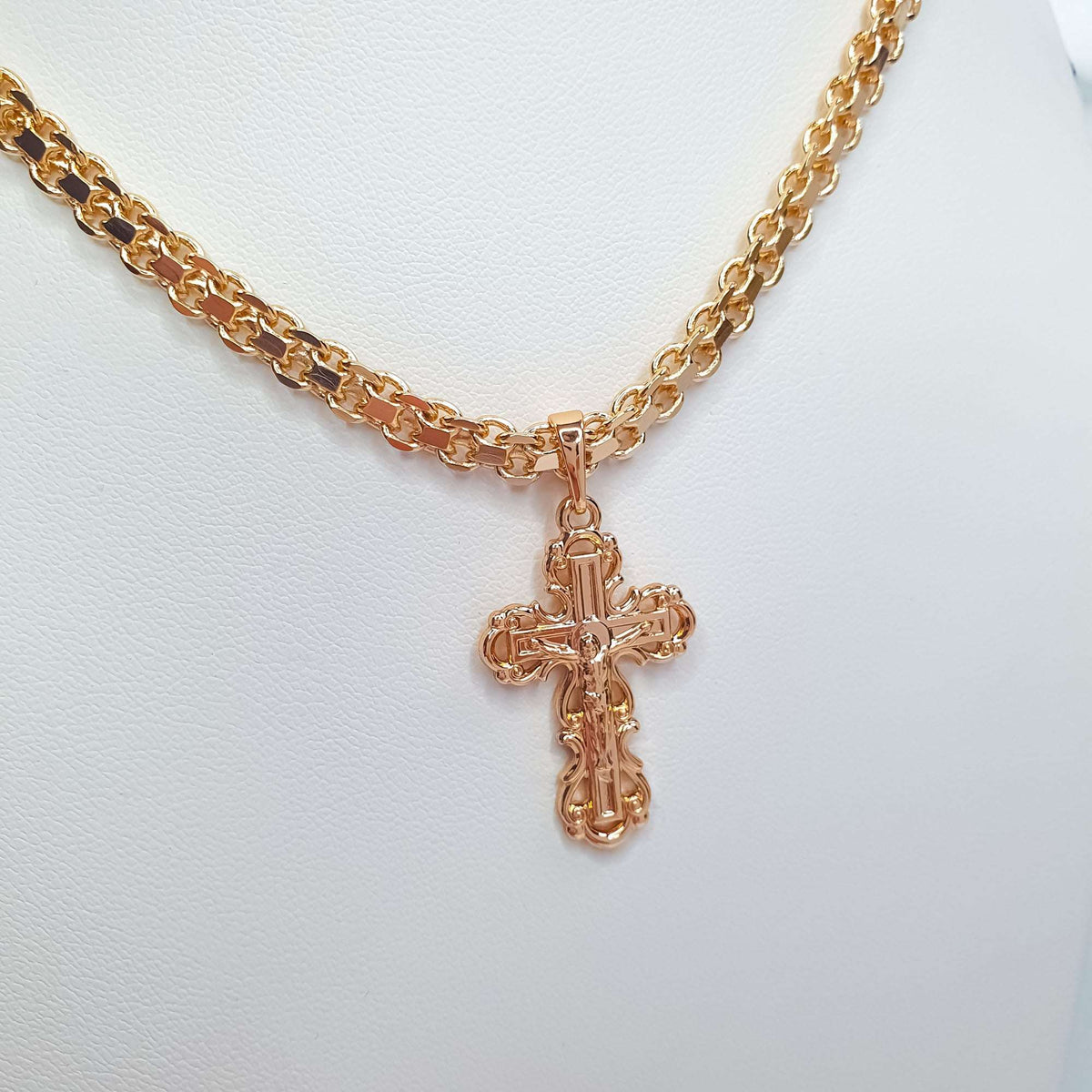 Ornamenteeritud õigeusu rist kuldkattega, kinnitatud jämeda lülikee külge