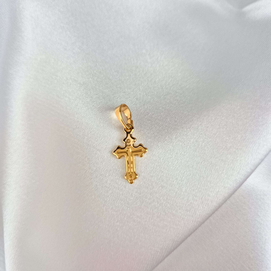 Peen kullatud 21 mm ristike krutsifiksi reljeefiga valgel satiinkangal