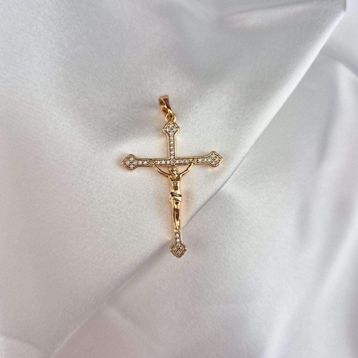 Tsirkoonidega kaunistatud ristike 18K kuldkattega valge satiini voltidel